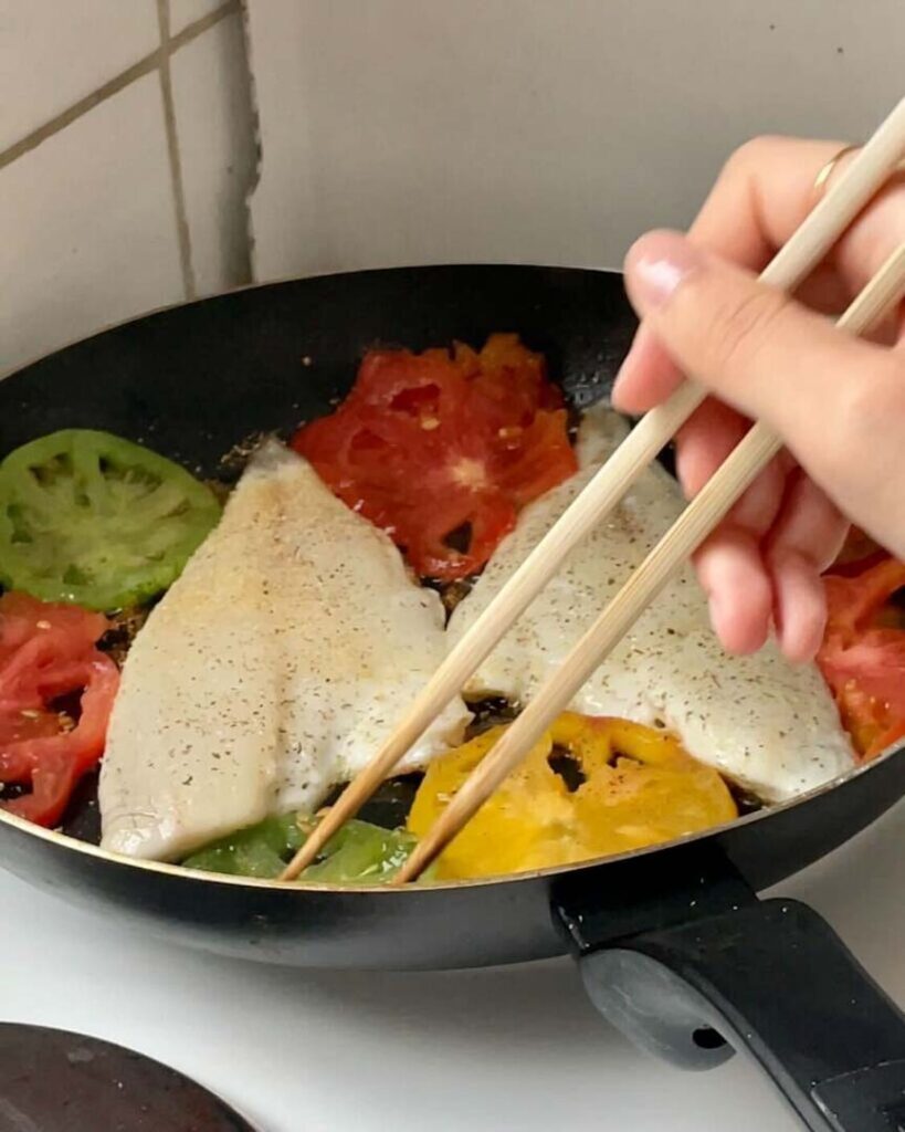 鯛をハーブとトマトと一緒に火を通す-フランス自炊レシピ