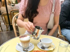 パリ旅行 服装 5月6月