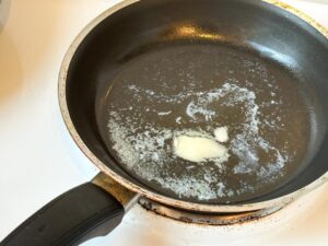 アスパラをバターで炒める