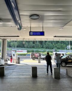 ジュネーヴ空港　ホテルシャトルバス乗り場　行き方