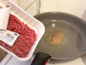 フランス自炊レシピ 焼きうどん　肉を炒める