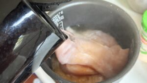 フランス自炊レシピ 火を使わない鶏胸肉のネギ香味タレ 作り方